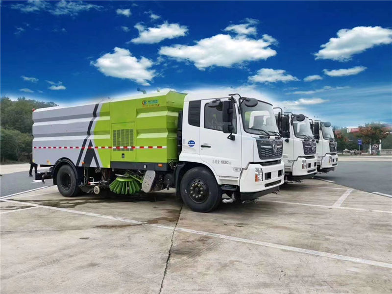 浙江金華葛老板在我們公司定購(gòu)了3輛東風(fēng)天錦洗掃車